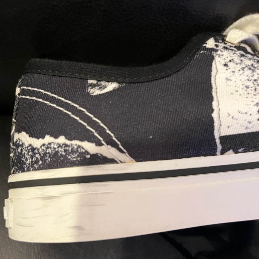 Pre loved Chanel black and white graffiti, logo lowtop sneakers, (39). - Picture 7 of 12